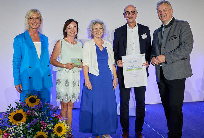 Auszeichnung "Erfolgreich. Familienfreundlich" für die m&i-Fachklinik Ichenhausen