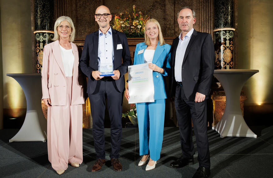 Preisverleihung am 10. Juli in der Müncher Residenz. Von links: Ulrike Scharf (MdL), Stefan Krotschek (Kaufmännischer Direktor), Svenja Miller (Personalleiterin) und Hubert Aiwanger (MdL)